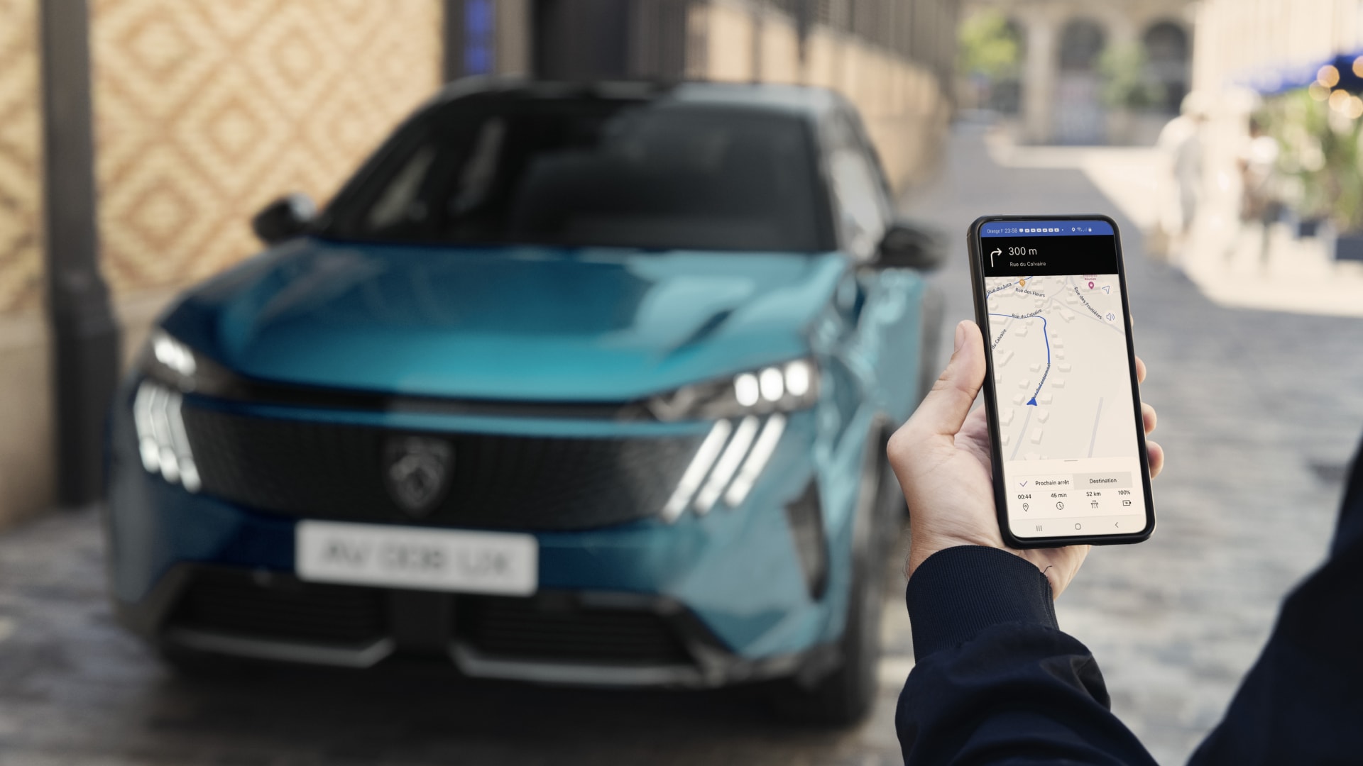 PEUGEOT E-3008 front view & PEUGEOT APP