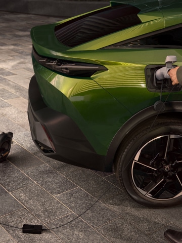 Mann beim Fahren eines PEUGEOT E-408